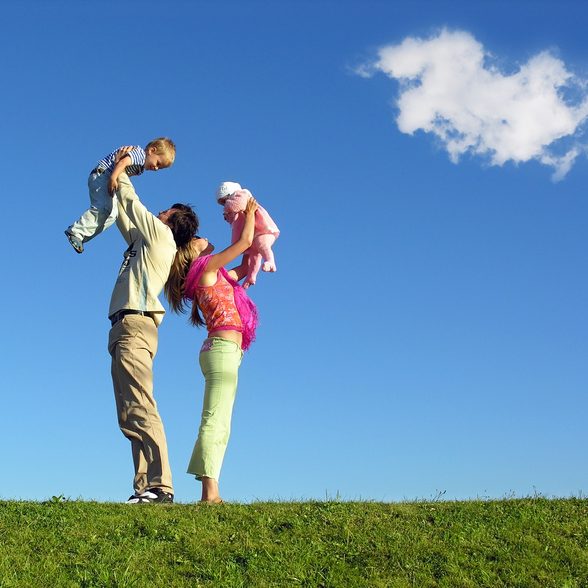Familia feliz al aire libre, ambiente limpio y sin malos olores